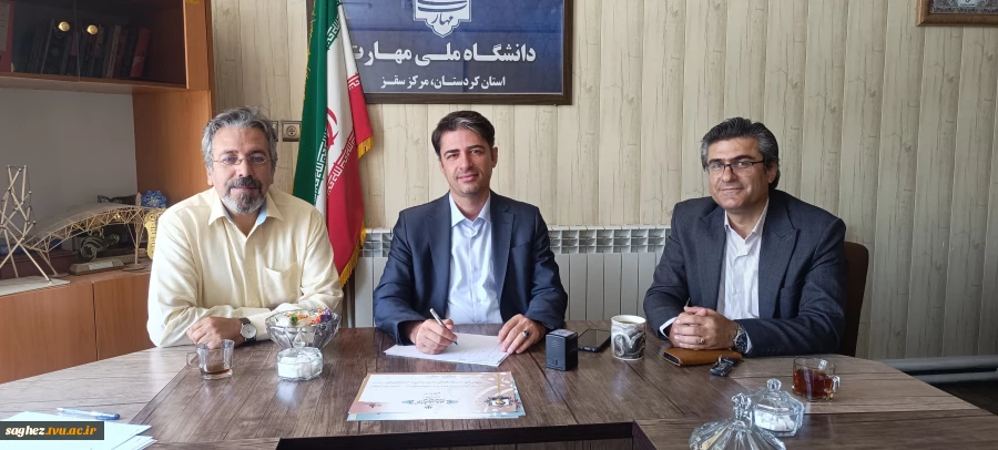 در راستای توسعه و ترویج هنر اصیل ایرانی، تفاهم‌نامه همکاری میان انجمن خوشنویسان سقز و دانشگاه ملی مهارت استان کردستان، مرکز سقز به امضا رسید. 4